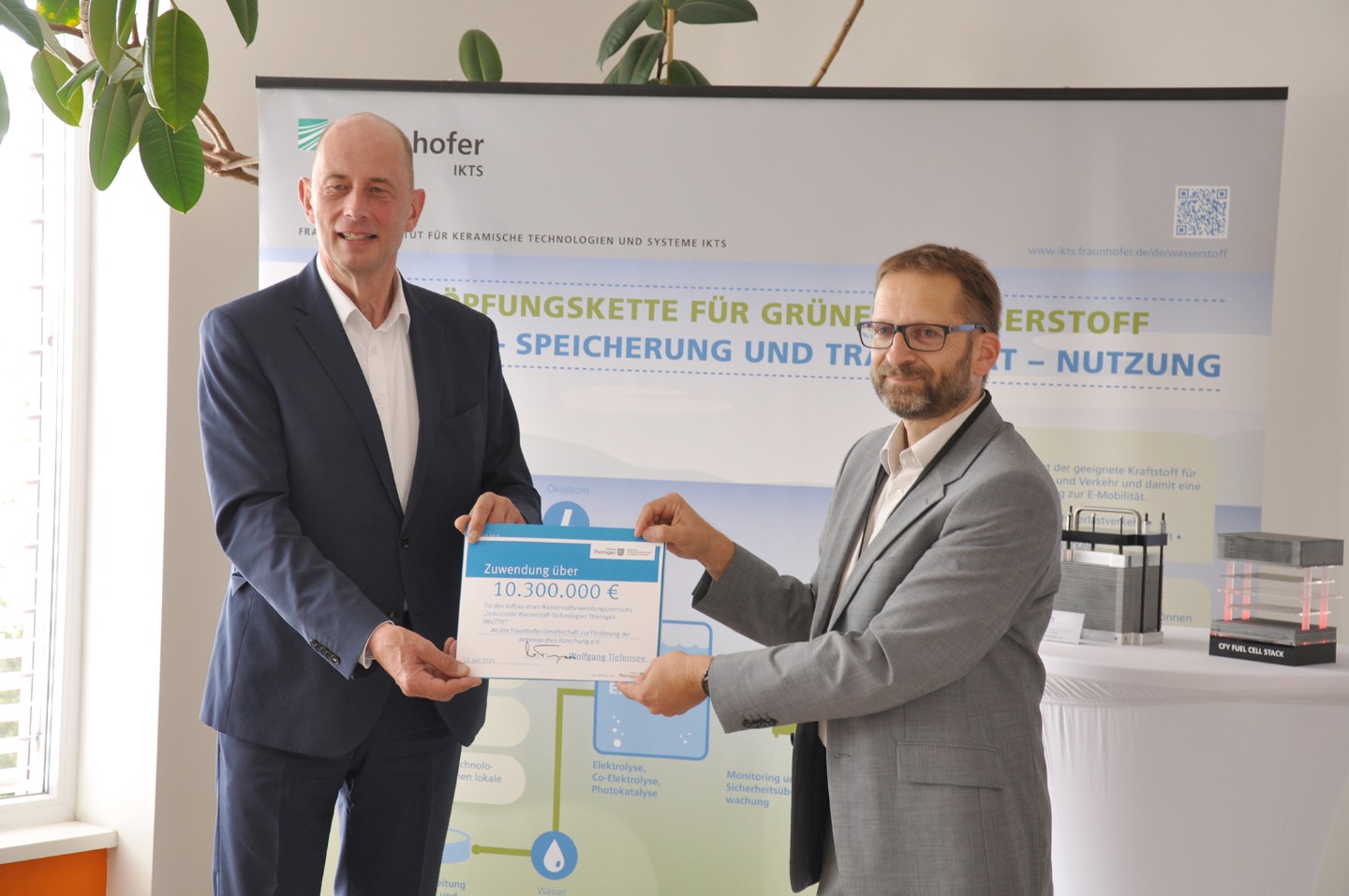 Thüringens Wirtschaftsminister Wolfgang Tiefensee (links) übergibt symbolisch die Fördermittel für das Projekt »WaTTh« an BITC-Leiter Dr. Roland Weidl. 